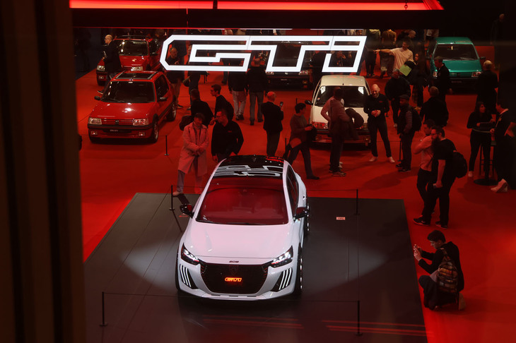 プジョーは「E-208GTi」を先頭に、その祖先である「205GTi」と仲間たちを展開した。