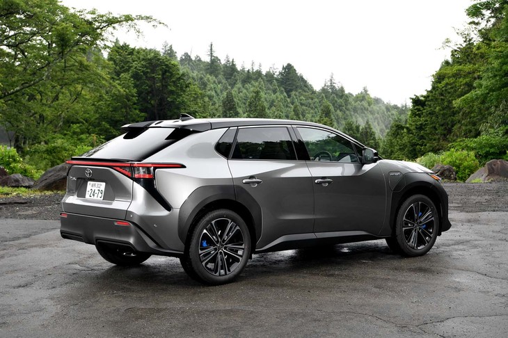 【トヨタbZ4X Zのスペック】
	ボディーサイズ：全長×全幅×全高＝4690×1860×1650mm／ホイールベース：2850mm／車重：1920kg／駆動方式：FWD／モーター：交流同期電動機／最高出力：203.9PS（150kW）／最大トルク：266N・m（27.1kgf・m）／タイヤ：（前）235/60R18 103H XL／（後）235/60R18 103H XL（ブリヂストン・アレンザ001）／一充電走行距離：559km（WLTCモード）／参考価格：600万円
	
	【取材時の電費データ】
	テスト距離：230.4km（市街地1：高速道路7：山岳路2）／消費電力量：46.1kWh／参考電力消費率：5.0km/kWh