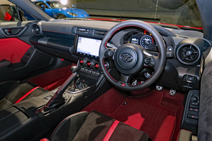 「トヨタGR86 RZ」のインストゥルメントパネルまわり。内装については従来モデルから大きく意匠が変わり、質感の向上が図られた。