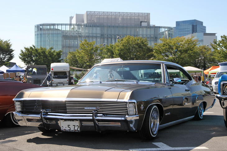 美しくクールに仕上げられた、1967年「シボレー・インパラ」がベースのローライダー。