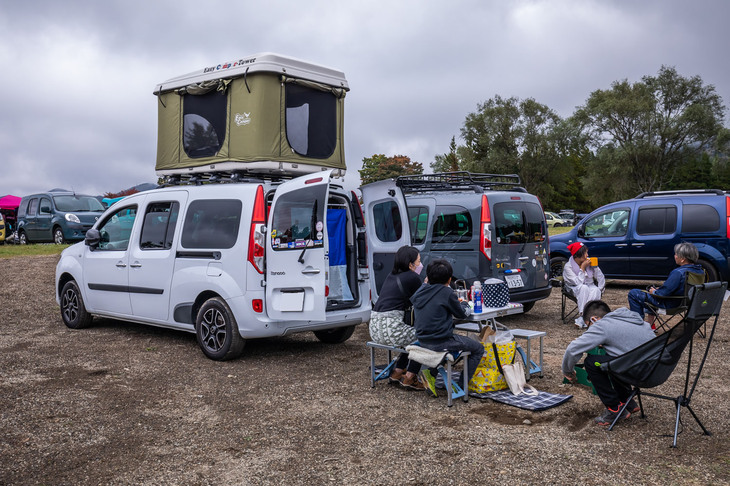 ボディーやホイールベースを延長し、3列シート仕様とした「グランカングー」をこちらでも発見。スクエアデザインのリアクオーターウィンドウやリアのスライドドア後部に備わる黒い幅広のガーニッシュなどで識別できる。