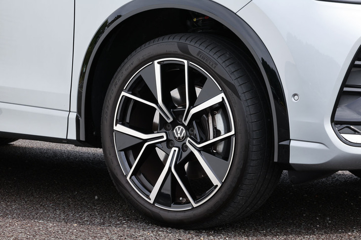 今回の試乗車は「Rライン」グレード専用の10本スポークデザインアルミホイールを装着。タイヤは255/40R20サイズの「ピレリ・スコーピオン」を組み合わせていた。