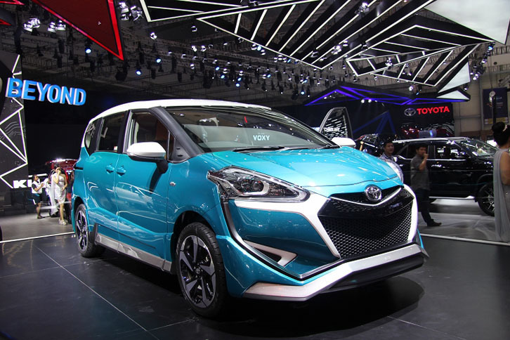 「トヨタ・シエンタ」は現地でも生産されているインドネシアでの人気車種。トヨタブースにはそのカスタマイズ車両が展示されていて、スポーティーでかなりイケてる仕上がりです。なんだか東京オートサロンのような雰囲気ですね。