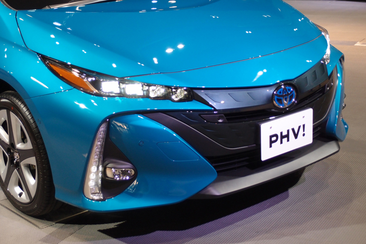 「プリウス」とは大きく異なるフロントまわり。燃料電池車「ミライ」と同じ4連LEDが採用されている。