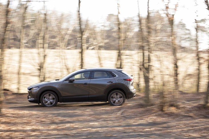 「CX-30」の最低地上高は175mm。同200mmの「CX-8」、同210mmの「CX-5」ともども、悪路に踏み入れるにあたって心強い数値だ。