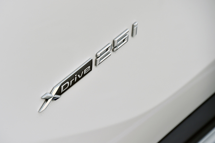 2リッター直4ターボエンジン搭載モデルの駆動システムには、「xDrive」と呼ばれるオンデマンド4WDが採用される。