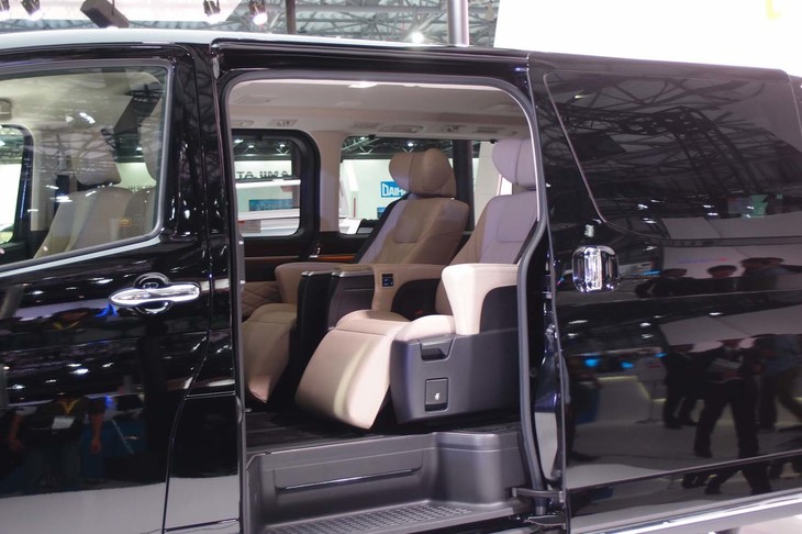 トヨタ・グランエース（2列目シート）　※トヨタ車体のブースに展示