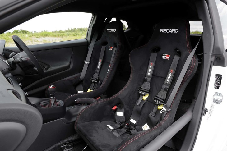 “ラリーパッケージ”の車内には、サイドバー付きのロールバーが装着される。