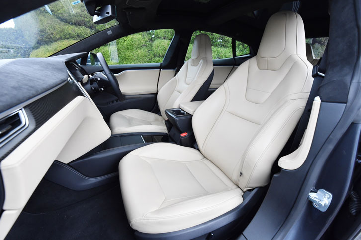 
	「モデルS」の前席は、ヘッドレスト一体型のスポーツタイプ。シートヒーターが標準で備わる。
	