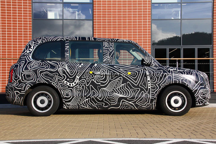 ボディーサイズは従来モデルとほぼ同等。63度（！）というフロントタイヤ切れ角により、最小回転半径は3.8mに抑えられている。