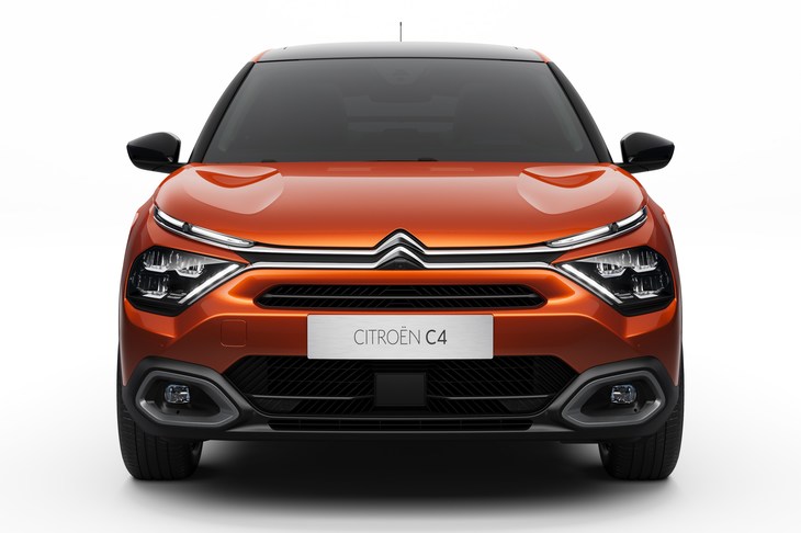 ダブルシェブロンを起点とするグリルルーバーを持つのは現行のシトロエン車と変わらないが、その先端が上下に枝分かれし、「X」字を描くようになった。