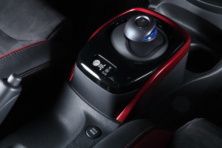 センターコンソールに備えられたシフトセレクター。3種類の走行モードは、パーキングブレーキの手前に配置された丸いスイッチで切り替える。