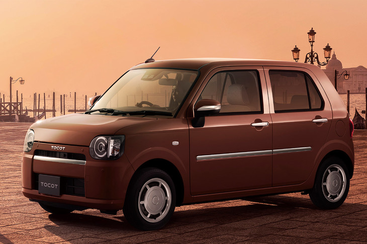 ちなみに、販売店のパッケージオプション「アナザースタイルパッケージ」の中でも、“上質感押し”の「エレガントスタイル」だと、件の凹みにはメッキのガーニッシュが施される。