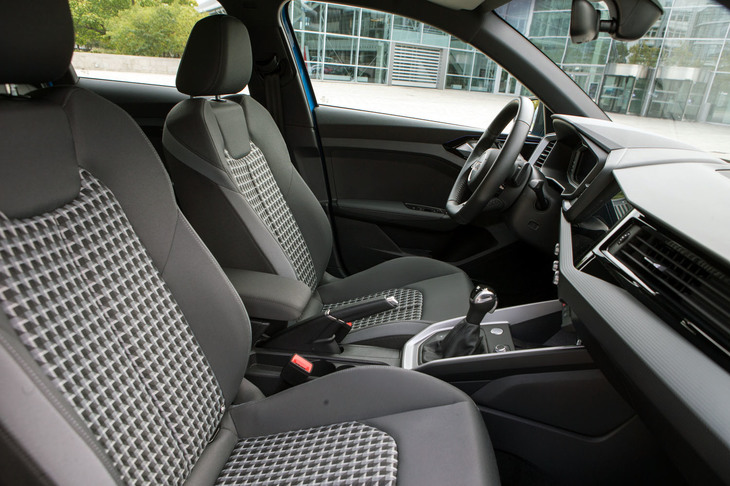 シートには、クロス地のベーシックなものから本革と合皮のスポーツシートまで、さまざまな仕様を用意。テスト車には、一部にダービー柄を用いたノヴムクロスのスポーツシートが装備されていた。