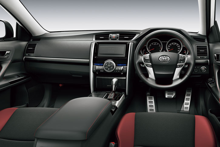 「マークX 350RDS」のインストゥルメントパネルまわり。アクセルやブレーキペダル、フットレストはアルミニウム製が採用される。