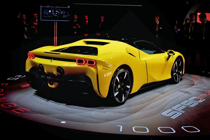 「SF90ストラダーレ」は4リッターV8ターボエンジンで後輪を、2基のモーターで前輪を駆動。システム全体の最高出力は1000PSで、0-100km/h加速2.5秒を豪語する。