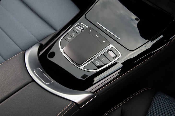 インフォテインメントシステムやドライブモードセレクターのスイッチ類が配されたセンターコンソール。こうしたインターフェイスは、基本的にエンジン車のメルセデス・ベンツと共通である。