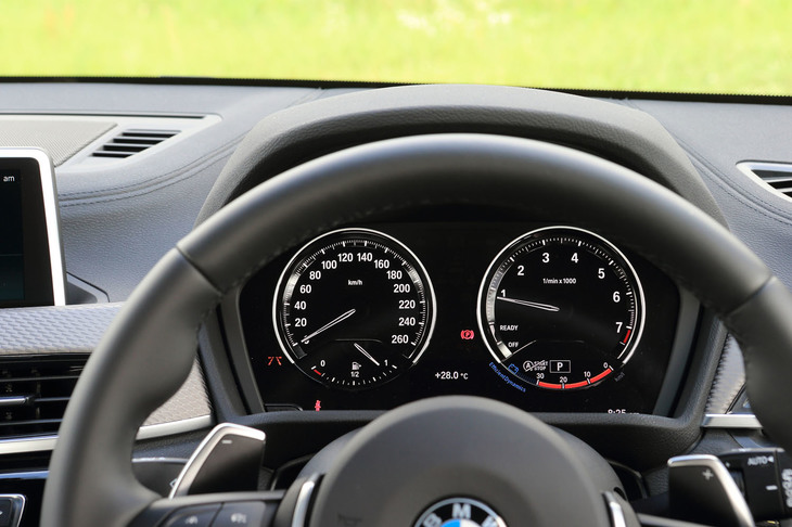 メーターパネルは固定式の2眼の中の情報を、液晶パネルで表示するタイプ。表示内容やカラーリングは好みに応じて変更できる。