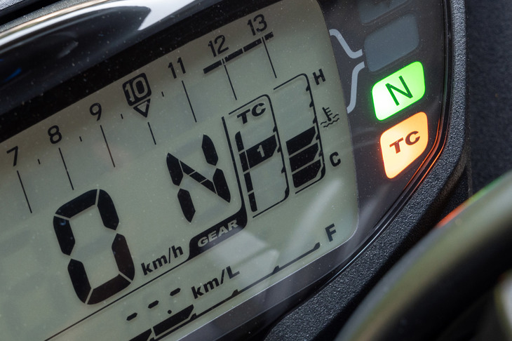 トラクションコントロールは、「1」「2」「3」の3段階で介入度合いを調整可能。機能をカットすることもできる。