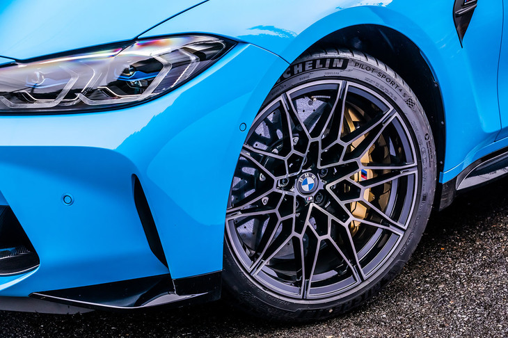 試乗車は、ブラックの「Mライトアロイホイール・ダブルスポークスタイリング826M」ホイールに、前275/35ZR19、後ろ285/30ZR20サイズの「ミシュラン・パイロットスポーツ4 S」タイヤを組み合わせていた。