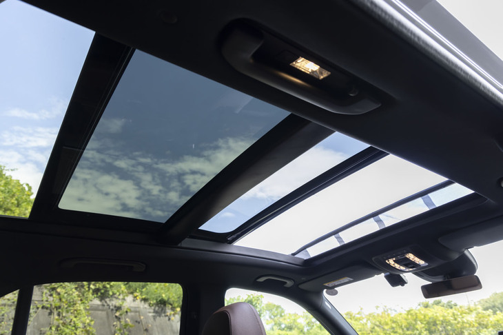 パノラミックスライディングルーフやBurmesterサラウンドサウンドシステム、MBUX ARナビゲーションなども、省かれずに残されている。