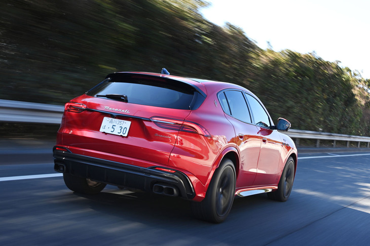 「グレカーレ トロフェオ」の車両本体価格は1711万円。ほぼ同じエンジンを積む「グラントゥーリズモ トロフェオ」は2746万円だから、考えようによってはお買い得かもしれない。