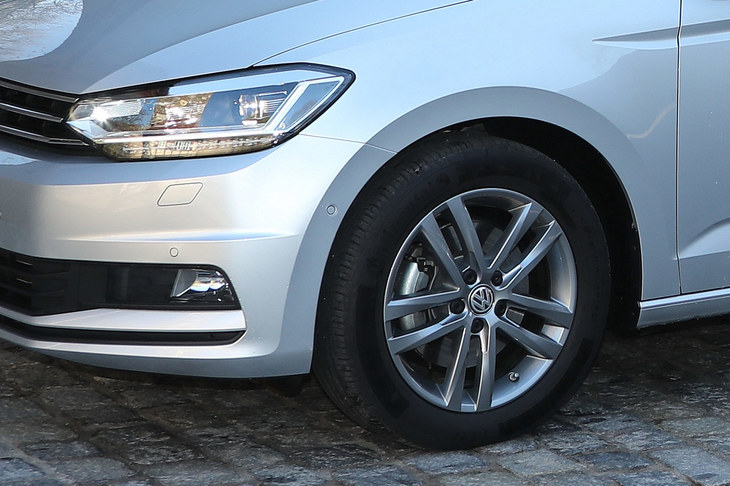 テスト車には同じ“ドイツ産”のタイヤである、215/55R17サイズの「コンチネンタル・コンチプレミアムコンタクト5」が装着されていた。