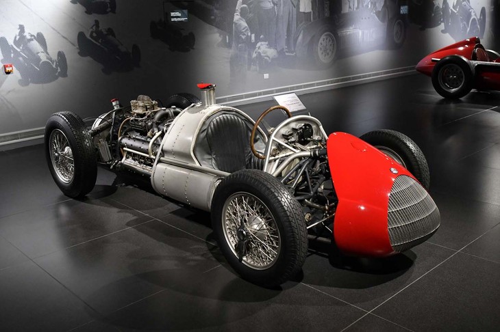 「ティーポ512」は、「ティーポ158」の代替えとして、才能あふれる若い設計者の手によって1.5リッタークラスのボワチュレット参戦用に生み出された意欲作。水平対向12気筒1490ccエンジン搭載の最高出力は335PS/8600rpm。しかし若いが故に経験に乏しかったことでシャシー剛性を高めることができず、またスクーデリア・フェラーリの“ベテラン陣”から設計者がボイコットを受けたことなどにより、サーキットにその姿を現すことはなかった。