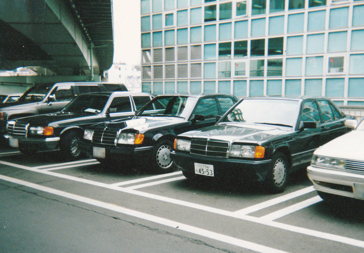 当時、東京・二子玉川の玉川高島屋SC駐車場で。空きを発見して入庫したら、偶然にも姉貴分である「Sクラス」および「Eクラス」と並んでしまった。