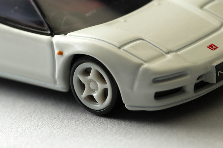 「NSXタイプR」専用に開発されたエンケイ製の軽量アルミホイール。（写真＝郡大二郎）