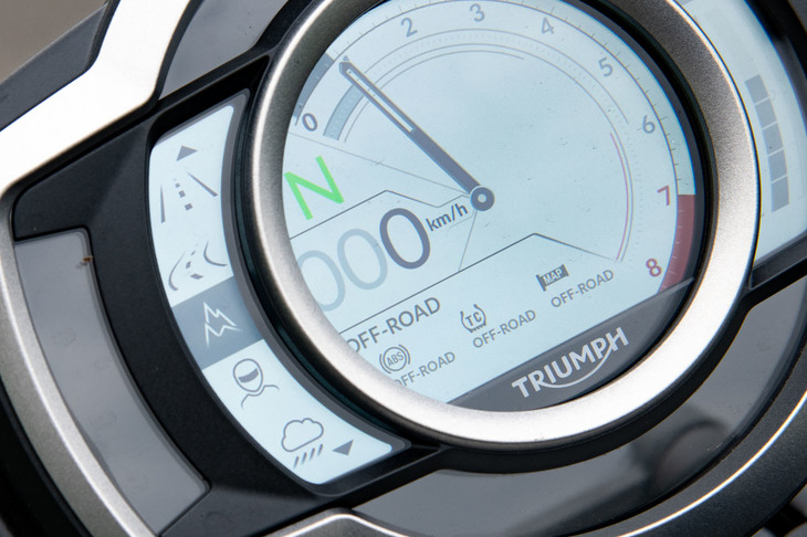 ライディングモードは「ロード」「オフロード」「レイン」「スポーツ」、そしてカスタマイズモードにあたる「ライダー」の5種類。