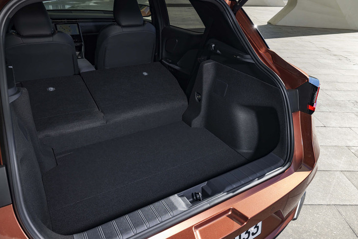 後席の背もたれは40：60分割式で前に倒せる。デッキボードを使うと荷室の床面と背もたれの背面がフラットになる。