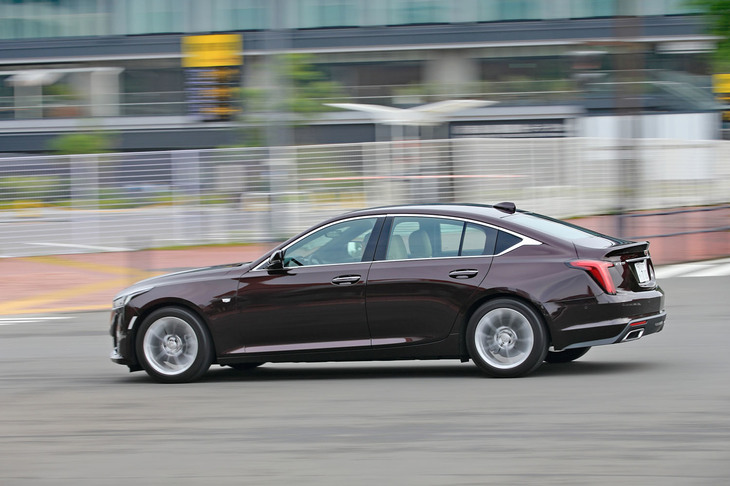 キャデラックは、2002年登場の初代「CTS」で、ミドルセダンの駆動方式をFFからFRに変更。イメージの刷新を図った。現行の「CT5」は、それから数えて4世代目のモデルとなる。