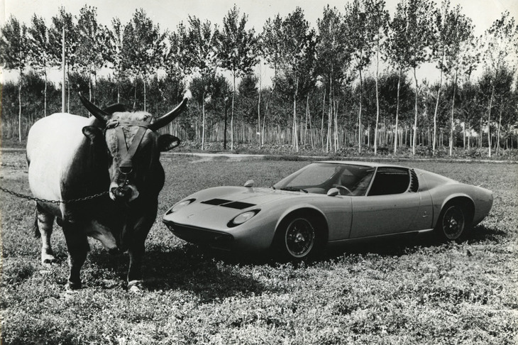 エンツォ・フェラーリに相手にされなかったフェルッチオ・ランボルギーニが、対抗心を燃やしスーパーカーをつくり始めた。しかもエンブレムはフェラーリの馬に対抗して牛……など、まことしやかにささやかれる伝説と金言を厳選し、5つ紹介。