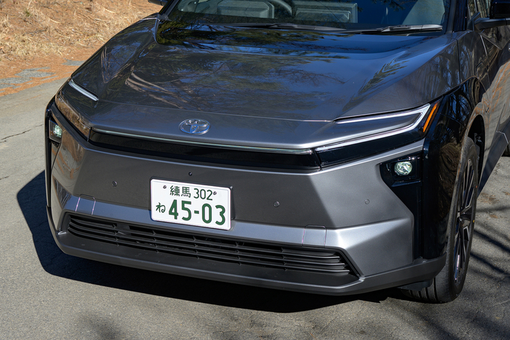 フロントマスクは新型「RAV4」のようなハンマーヘッドデザインに。ホイールアーチの樹脂パーツはグロスブラック仕立てに変わっている。