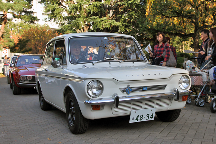「ヒルマン・インプ」。「ミニ」の対抗馬として生まれた英ルーツ・モータースの小型車。ミニとは対照的にRRレイアウトを採る。
