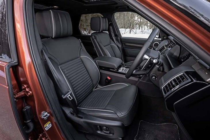 自然と背筋がピンと伸びる、ランドローバーが“コマンドポジション”と呼ぶドライビングポジションとなる運転席。試乗車は、前席にシートヒーター＆クーラーをオプションで装備していた。