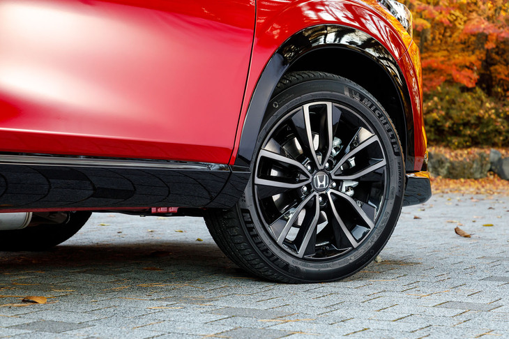 タイヤ＆ホイールは18インチ。スポーク形状は「e：HEV Z」と同じだが、切削部がダークカラー＋クリア塗装というところが「RS」専用だ。