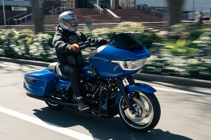 新しいフェアリングを含め、2024年モデルの「ストリートグライド／ロードグライド」は、一足早く2023年に登場した「CVOストリートグライド／CVOロードグライド」から主要コンポーネントを踏襲。そこに排気量1923ccのエンジンを搭載したモデルとなっている。