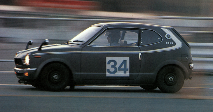 トップグレードの「GS」には“ゼロブラック”と称するマットブラックが専用色として用意された。21世紀以降になって純正色として採用され始めたと思われているマットカラーだが、半世紀以上前にホンダが導入していたのだ。サイドストライプはオプション。