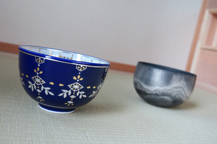 車内に飾られていた茶わん。キワコトは今回の「ジムニー」に見られるようなクルマのオーダーメイドサービスと並んで、伝統工芸品の企画製造販売も行っている。