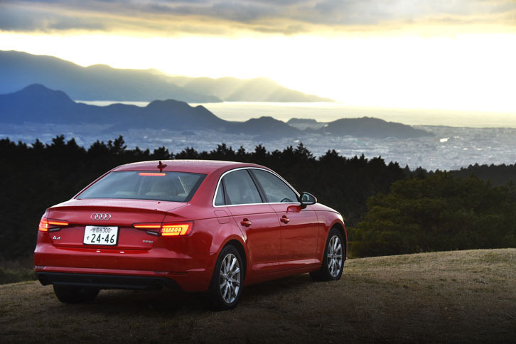 リアスポイラー機能を持つトランクリッドと、フラットに仕上げたアンダーボディーなどにより、新型「A4セダン」は優れた空力特性を実現。欧州の「ultra」仕様ではアウディの市販車史上最高の0.23というCd値を達成している。