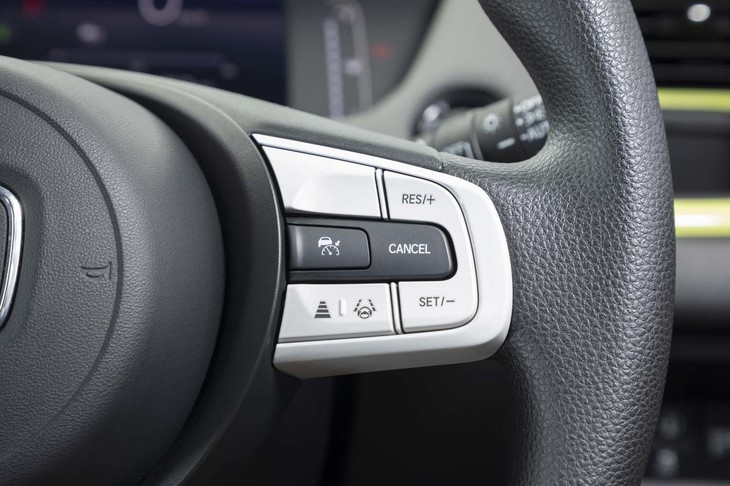 先進運転支援システム「ホンダセンシング」は、新型「フィット」全車に搭載されている。その操作スイッチはステアリングホイールのスポーク部に配される。