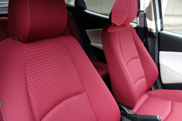 シートの表皮には千鳥格子の模様が織り込まれている。この色合いや風合いを実現するため、担当者は1年にもわたってサプライヤーと折衝したという。