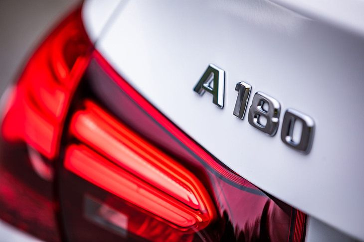 「Aクラス セダン」にはガソリンとディーゼルの2種類のエンジンが設定される。今回はもっともベーシックな1.3リッター直4ガソリンターボを搭載する「A180セダン」に試乗した。車両本体価格は505万円。