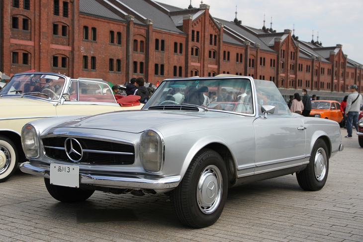 1968年「メルセデス・ベンツ280SL」。「品川3」のシングルナンバーが付いたワンオーナー車。インポーターだったウエスタン自動車（ヤナセ）による正規輸入車で、しかも当時は希少だった右ハンドル仕様である。