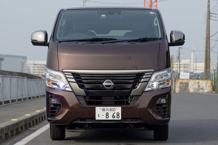 マイナーチェンジでグリルとフロントバンパーのデザインが新しくなった。「グランドプレミアムGX」ではLEDヘッドランプが標準装備。