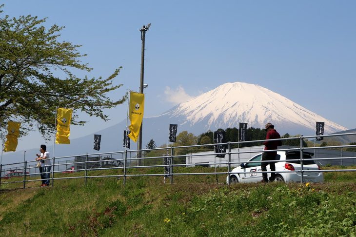 青空に映える富士山と黄色いルノーののぼり旗。2018年の「ルノー・スポール・ジャンボリー」は、見事な晴天の下で開催された。