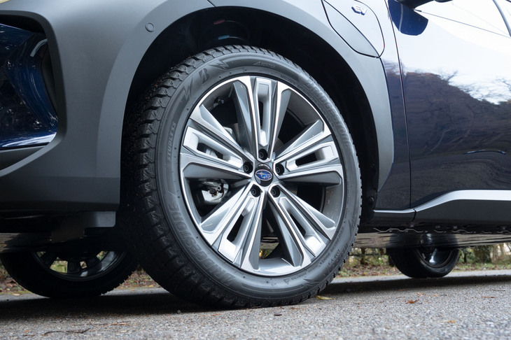 「ET-HS」に装備される20インチアルミホイール。タイヤサイズは235/50R20で、試乗車にはブリヂストンのSUV用スタッドレスタイヤが装着されていた。