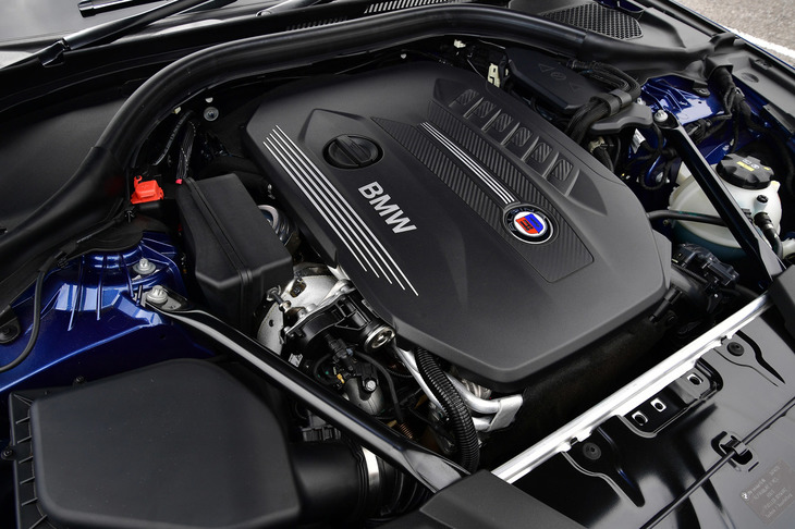 326psと700Nmを誇る3リッター直6ツインターボディーゼルユニット。